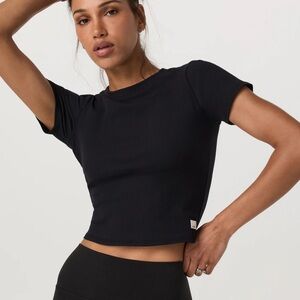 Vuori Pose Fitted Tee in black